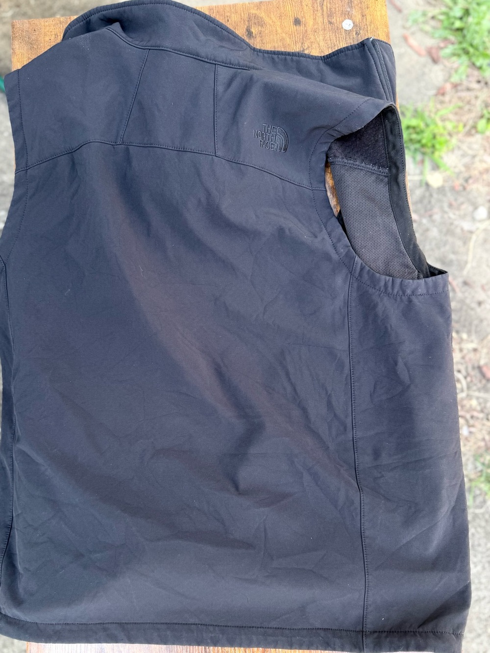 The North Face Men’s Black Softshell Vest with Chest Zip, size XL - Picture 4 of 4